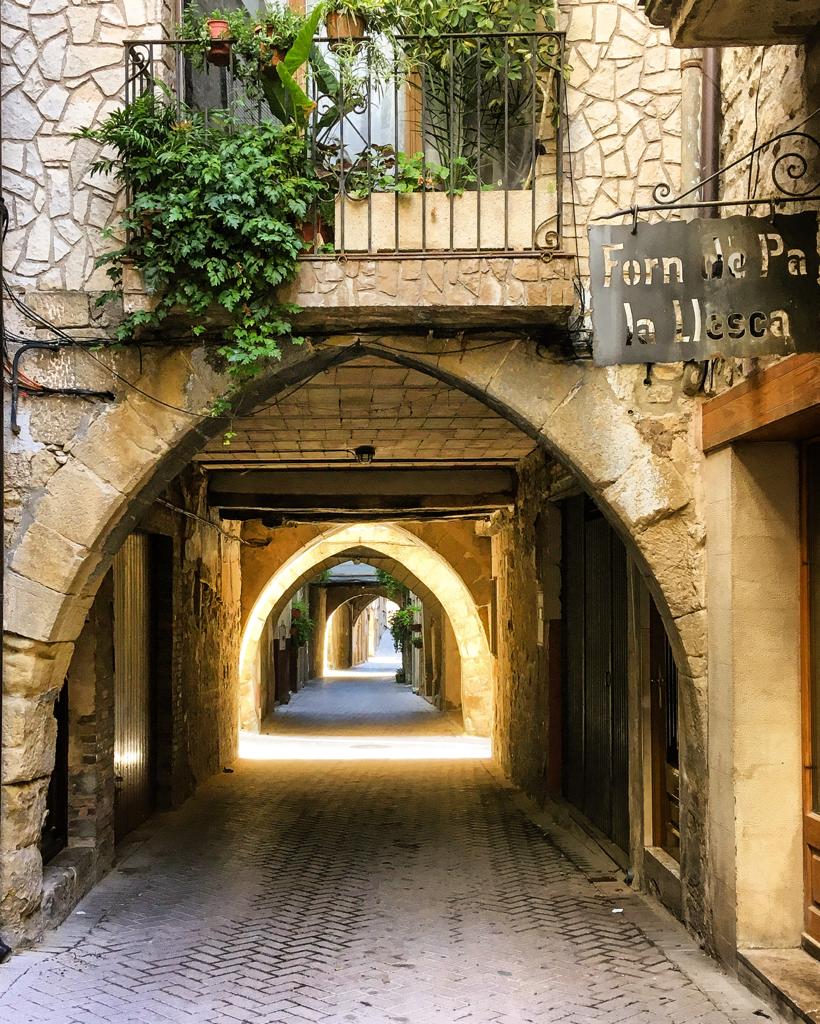 Private cultural journey through a medieval village in Catalonia